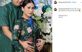 Mantan personel grup maha dewi itu mengungkapkan rasa syukur atas rezeki. 5 Gaya Tata Janeeta Pamer Baby Bump Seksi Menggemaskan Matamata Com