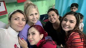 I am sorry tau, tapi gambar dalam bilik itu bukan, rambut pun tak sama. Myartis Com Myartis My Artis Kakak Emma Maembong Shikin Ikut Jejak Buka Tudung