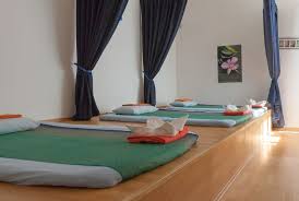 Desinfektion massage bett mit 99.9% alkohol. Mobile Limin Thai Massage