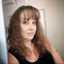 I see a 🐊 holding his hand like this🤘, what about you guys? 😂😂