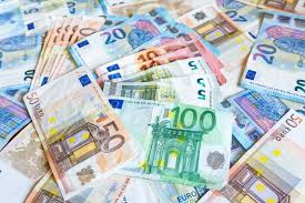 При подписании договора о европейском союзе (1992 г.) великобритания и дания в специальном протоколе оговорили своё право не переходить к третьему этапу экономического и валютного союза ес, предусматривавшему введение единой валюты. Euro Definition