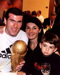 Менье обводящем ударом отправил мяч. Sports Ru Zinedin Zidan S Zhenoj Veronikoj I Synom Enco Facebook