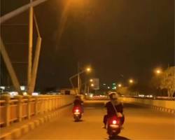 pemandangan malam kota Banda Aceh lampu terang benderang, buatan AI