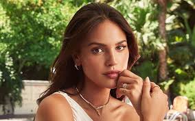 Eiza Gonzalez, attrice messicana, spasso, abito bianco, ritratto di Eiza  Gonzalez, attrice popolare, star di Hollywood, star messicana Sfondo HD