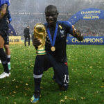 N'golo kante believes ballon d'or speculation is way ahead of schedule as he attempts to add euro 2020 glory to his. Kante Verpasst Einen Zug Und Landete Mit Abendessen Und Im Haus Von Fifa Fans Spielen Hangen Von Futbol