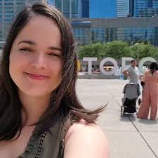 Ontem passeamos pela região da Nathan Phillips Square pra monha irmã  conhecer, é um ponto turístico tradicional no centro de Toronto. ,  Almoçamos um shawarma delicioso, depois eles foram assistir o ...