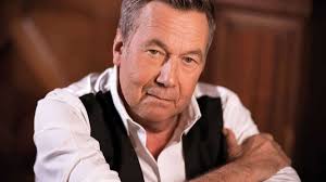 Für junge leute ist so ein konto bei den meisten banken kostenlos. Kaiser Mania Das Bedeutet Familie Fur Den Sanger Roland Kaiser Boulevard