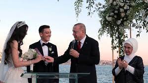 Последние твиты от antonio rüdiger (@toniruediger). Schon Wieder Eine Hochzeit Ozil Mit Ehefrau Auf Stippvisite In Berlin N Tv De