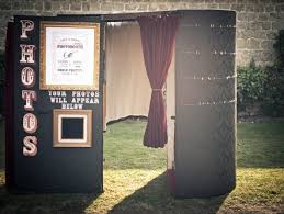 La cabine photo argentique de la joyeuse de photographie réalise des clichés rétro en noir et blanc des invités lors des réceptions de mariage. 1001 Idees Pour Un Photobooth Mariage Creatif Et Original
