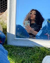 When I Die Bury Me With All My Ice On Alien Girls Talyeh Galvez When I Die Bury Me With All My Ice On In 2020 Curly Girl Hairstyles Alien Girl Light Skin Girls