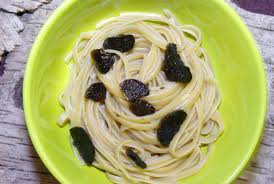 Condimento per pasta a base aglio e peperoncino. Pasta Aglio E Olio Und Schwarzer Knoblauch Die Geniessermanufactur Bio