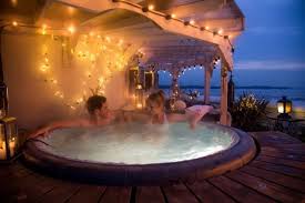 Heisse Badewanne Aussen Rund Lichterketten Romantisch In 2020 Jacuzzi Outdoor Hot Tub Garden Hot Tub