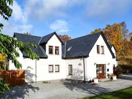 Sleeps 12 This Stunning Detached Cottage In Newtonmore Scotland Sleeps Twelve People In Five Bedrooms Cottages Scotland Large Holiday Homes Cottage
