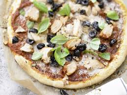 Pizza Mit Thunfisch Rezept Rezepte Pizza Gesunde Ernahrung Lebensmittel
