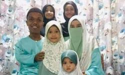 Her husband, malaysian actor and comedian shuib sepahtu, born shahmira muhammad, confirmed the news that raisuddin, who was known by her stage name siti sarah, had died after giving birth to their fourth child, a baby boy. Acpdcp7jrutyvm