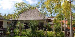 Sebuah rumah dengan model minimalis pasti akan memiliki kesan yang kokoh dan kaku karena minimnya olahan. Tips Ciptakan Taman Bergaya Bali Di Halaman Rumah Anda Halaman All Kompas Com