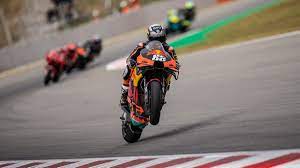 It was a bit chaotic, but it was a fun race. Motogp Miguel Oliveira Siegt In Barcelona Marc Marquez Und Valentino Rossi Sturzen Eurosport