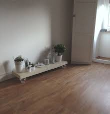 Ein Ikea Regal Ist Beim Einzug Ubrig Geblieben Ich Habe Dann Vier Kleine Vasen Aus Dem Depot Gekauft Mit Der Heissklebepistole Darun Ikea Regal Einzug Wohnung