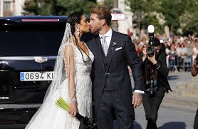 Belén esteban lució para su gran día un vestido blanco con un cuerpo que combinaba encaje y transparencias, con escote de pico y manga tres cuartos y una a la ceremonia civil, belén esteban entró acompañada de raúl prieto, exdirector de sálvame y director de viva la vida que fue su padrino. Las Bodas De Las Que Mas Hemos Hablado Este 2019