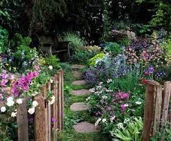 Bauerngarten Rauer Zaun Dauerhaft Geoffnetes Tor Versunkener Pfad Gefiederte Blumen Source By Backyard Garden Layout Cottage Garden Design Garden Design