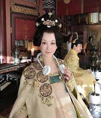 潘迎紫。 6,643 個讚 · 118 人正在談論這個。潘迎紫的戲劇風迷了1980年代的觀眾，不論是神雕俠侶中不食人間煙火的小龍女，還是一代女皇中聰慧過人的武媚娘，由潘迎紫演來都是如此動人心弦，讓我們一起來欣賞戲劇女王的迷人風采 å‡é½¡å§‹ç¥–æ½˜è¿Žç´«70æ­²é•·é€™æ¨£ ç¾Žäº†ä¸€ä¸–ç´€ä¿é¤Šç§˜è¨£å¤§å…¬é–‹ æ—©å®‰å¥åº·