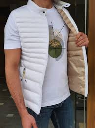Our women's puffer jackets come in a handful of colours, prints and designs, because we know you love outfit options. The White Puffer Vest Hollo Men