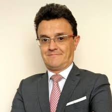 El nuevo equipo decanal de la Facultad de Derecho de la Universidad de…