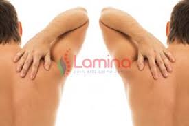 Setiap tulang belikat menghubungkan tulang lengan atas ke tulang selangka dan memiliki tiga kelompok otot yang melekat padanya. Sakit Tulang Belikat Lamina Pain And Spine Center