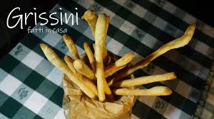 Proprio quando pensavi che non fosse possibile gustare i grissini tanto quanto la ricetta dell'oliveto, ti offriamo grissini ancora più belli dell'oliveto! Grissini Fatti In Casa Ricetta Youtube