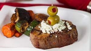 Filetto Di Manzo Con Verdure Olive E Formaggio Stilton Ricetta Per La Griglia Http Winedharma Com It Dharm Ricette Per La Griglia Filetto Di Manzo Ricette