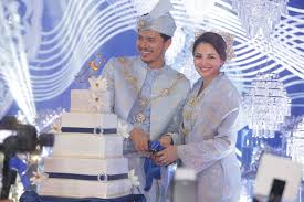Pernikahan fattah amin dan fazura. Showbiz Fattzura Surprised Fans With Live Duet Performance Of Cinderella At Wedding Reception Nsttv
