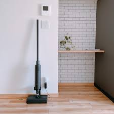 Balmuda the cleaner は、現代の掃除機がどんな姿であるべきかを考えてデザインされました。 パワフルなサイクロン方式、コードレスで30分連続使用可能なバッテリー、付属アタッチメントでハンディタイプにも早変わり。 ã¾ã‚‹ã§ãƒ•ãƒ­ãƒ¼ãƒªãƒ³ã‚°ãƒ¯ã‚¤ãƒ'ãƒ¼ ãƒãƒ«ãƒŸãƒ¥ãƒ¼ãƒ€ ã®æŽƒé™¤æ©Ÿã‚'ãŠè©¦ã— Lee