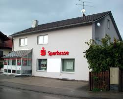 Stellvertretend für alle mitarbeiterinnen und mitarbeiter der sparkasse wasserburg übergaben christian fuchsbüchler, stv. Kreis Und Stadtsparkasse Wasserburg Am Inn Sb Filiale Griesstatt Rosenheimer Str 13