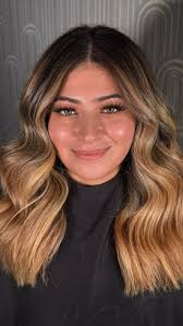 I heard Latinas 🌶️ are defrosting 🧊for summer, formula @oligopro calura  gloss rooted 5NB + 5N mids/ends 9G + 9GK + clear, styled with  @sevenhaircare gazar leave in