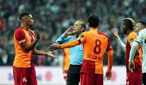 Cüneyt çakır sezon başında galatasaray'ın fenerbahçe ile oynadığı süper kupa maçında düdük çalmış ve olaylı karşılaşmada engin baytar'a gösterdiği kırmızı kartla dündeme oturmuş, baytar da bu. Galatasaray Cephesi Cuneyt Cakir A Adeta Ates Puskurdu Takvim