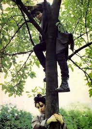 Goths In Trees Although He Famously Hates Being Associated With The Term Goth This Photo Ticks All Th Robert Smith Just Like Heaven Robert Smith The Cure
