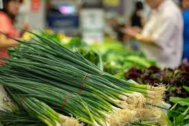 Green onions are vegetables that belong to the allium family. Chives Vs Green Onions Vs Scallions Vs Spring Onions Is There A Difference Gardensall