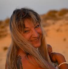 Hi everyone, I am not sure where to start this search so I am trying it  here. I am sending this in the name of a friend who does not have Facebook.