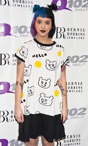 عندما كانت طفلة ، كانت ميلاني مارتينيز عاطفية للغاية ،غالبًا ما تبكي بسبب عدم قدرتها على التعبير عن مشاعرها. Ù…ÙŠÙ„Ø§Ù†ÙŠ Ù…Ø§Ø±ØªÙŠÙ†ÙŠØ² Ø§Ù„Ø·ÙˆÙ„