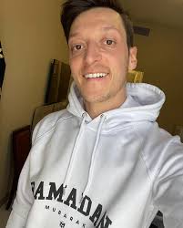 Mesut Özil'in sahibi olduğu giyim şirketi M10 Streetwear, Ramazan'a özel  seri çıkardı. Seride şapkadan sweatshirte bir çok ürün üzerinde "Ramadan  Mubarak" yazıları bulunuyor.