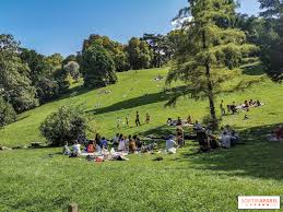 The parc des buttes chaumont (pronounced paʁk de byt ʃomɔ̃) is a public park situated in northeastern paris, france, in the 19th arrondissement. Coronavirus A Paris Une Fete Sauvage Au Parc Des Buttes Chaumont Reunit Des Centaines Personnes Sortiraparis Com