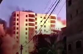 This is the moment the iron dome intercepted a barrage of rockets over tel aviv and central israel. Cjwwbg6nemmom
