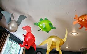 Y esta vez te presento diseños de pasteles de dinosaurio sencillos, puesto que las tendencias de la mesa principal se enfocan en piezas pequeñas pero muy bien detalladas. Prepara Una Fiesta De Dinosaurios Para Ninos El Castillo Magico
