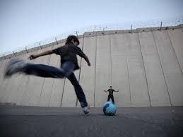 以国军方并宣布，今天清晨拦截到哈玛斯的一架无人机。 以色列将加萨的军事作战计画称为「围墙守护者」（the guardian of the walls），包括对封锁下的加萨走廊发动数百次空袭。 10日以来，加萨地区有35名巴勒斯坦人丧生. å…¨å°é—­çš„å›½åº¦ æ³•åª'ç§°ä»¥è‰²åˆ—æˆ–æ²¿çº¦æ—¦è¾¹å¢ƒä¿®å›´å¢™ æ‰‹æœºæ–°æµªç½'