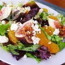 Una Mezcla De Uvas Fresas Duraznos Naranja Y Kiwi Banados En Una Vinagreta De De Jugo De Naranja Con Licor De Naranja Ensalada Con Fresas Ensalada De Higos Y Higos Recetas