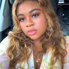 What is the color of the decoration?