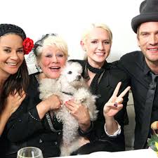 Eigentlich wollte peer kusmagk nach eigenem bekunden im dschungelcamp ja nur eine gute zeit haben, neue menschen kennenlernen und ein wenig an seine grenzen kommen. Dschungelcamp Ex Bewohner Peer Sarah Gitta Und Eva Beim Perfekten Promi Dinner Film Tv Serien