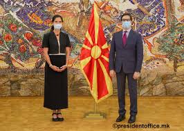 2.000+ vektoren, stockfotos und psd. Susanne Schutz On Twitter Herzlich Willkommen Auf Dem Web Heute Hat Die Neue Deutsche Botschafterin Anke Holstein Ihr Beglaubigungsschreiben Dem Staatsprasidenten Von Nordmazedonien Spendarovski Ubergeben Viel Erfolg Und Eine Spannende