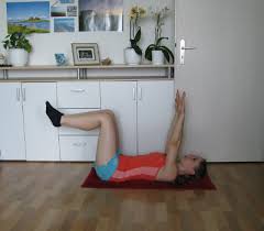 Kreuzheben mit trainingsband rücken und po übung für zu. Kafer Anleitung Ausfuhrung Fitnessubungen Zuhause