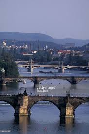 La république tchèque (improprement appelée tchéquie parfois), si elle est essentiellement visitée pour sa magnifique capitale, prague, recèle en son sein d'autres trésors. Rep Tcheque Prague Vue Generale Sur La Vltava Et Ses Ponts Rep News Photo Getty Images